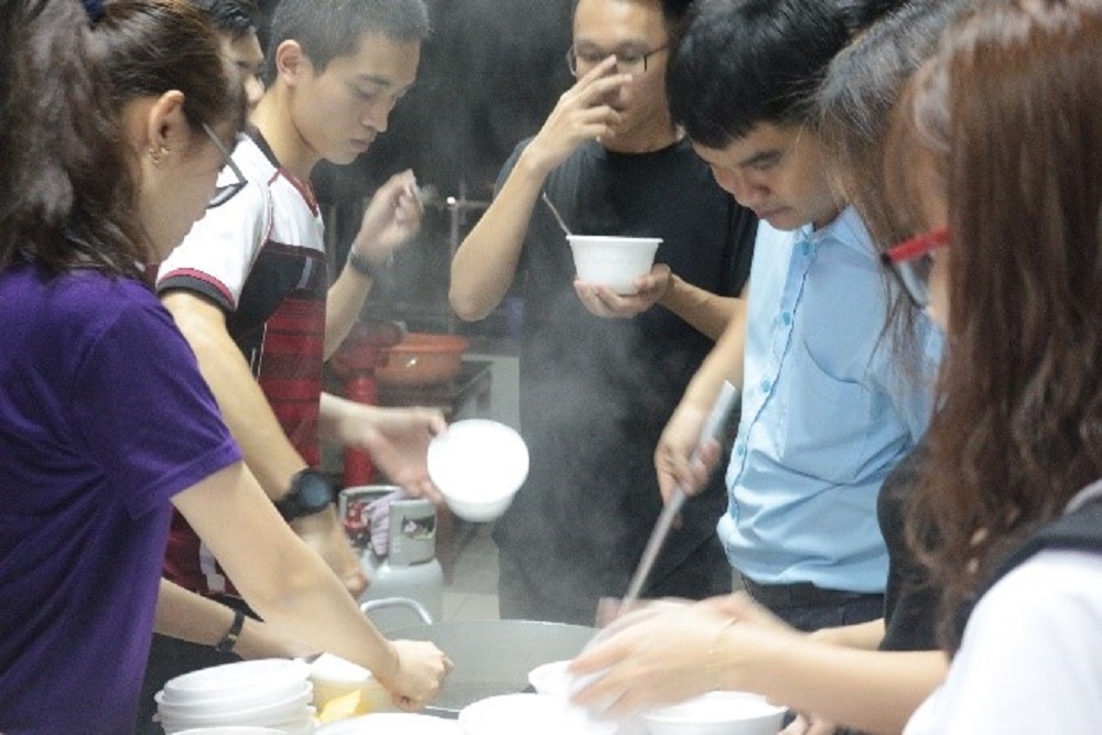sinh viên nội trú tham gia chương trình phát cháo từ thiện