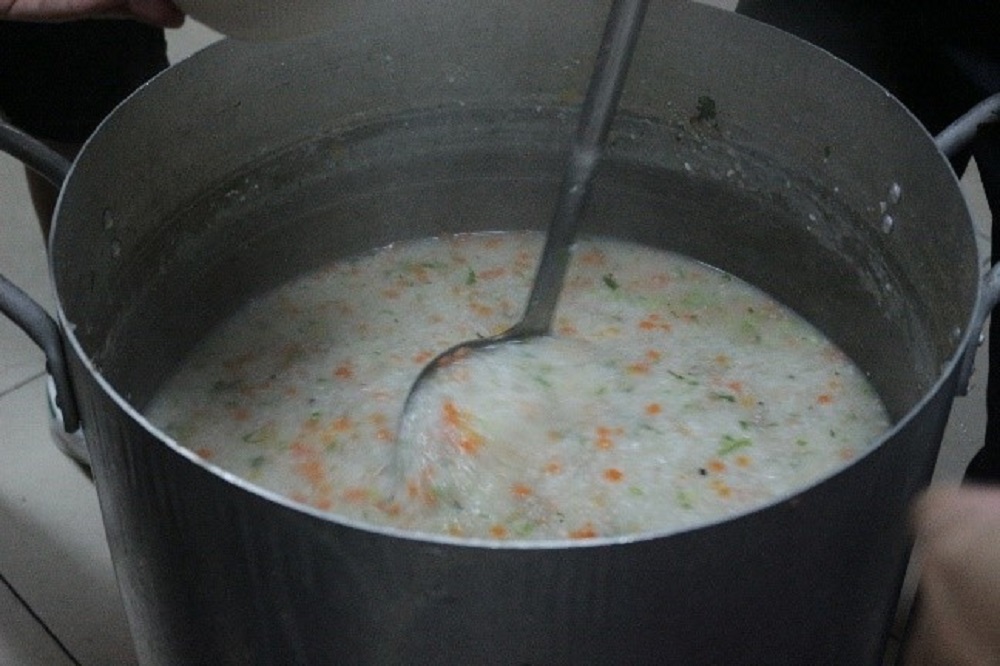 sinh viên nội trú tham gia chương trình phát cháo từ thiện