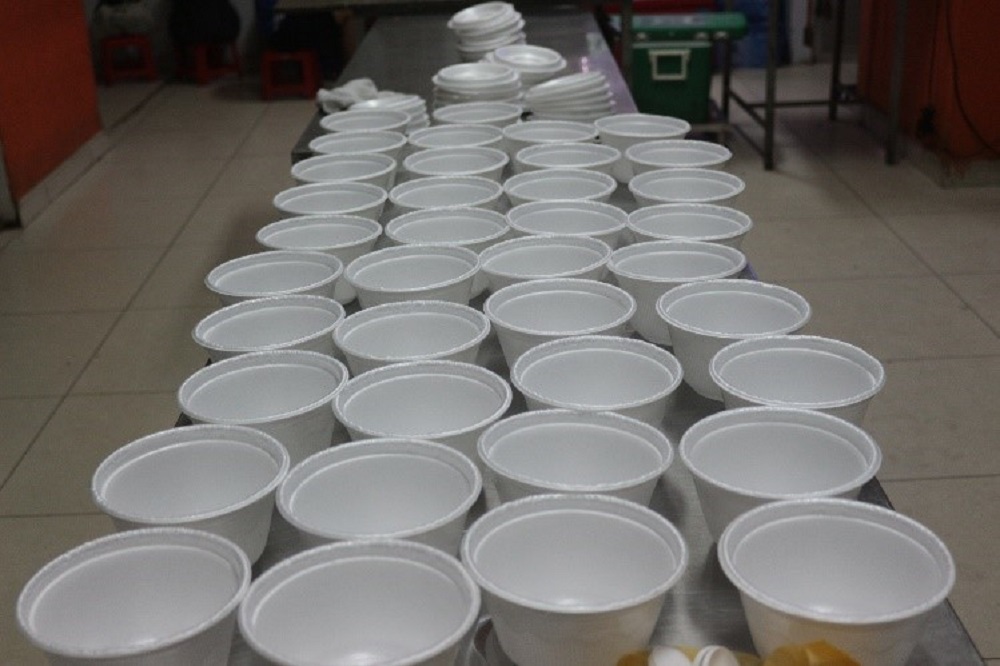 sinh viên nội trú tham gia chương trình phát cháo từ thiện