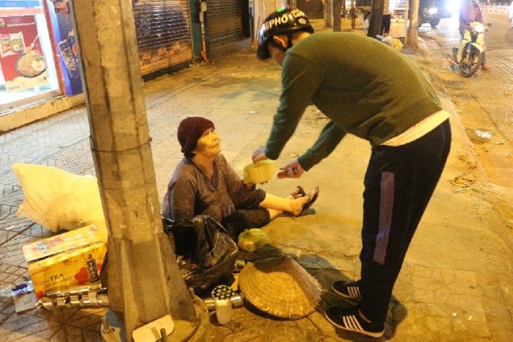 sinh viên nội trú tham gia chương trình phát cháo từ thiện