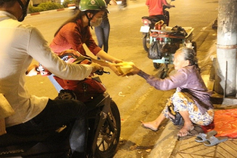 sinh viên nội trú tham gia chương trình phát cháo từ thiện