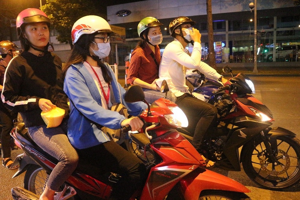 sinh viên nội trú tham gia chương trình phát cháo từ thiện