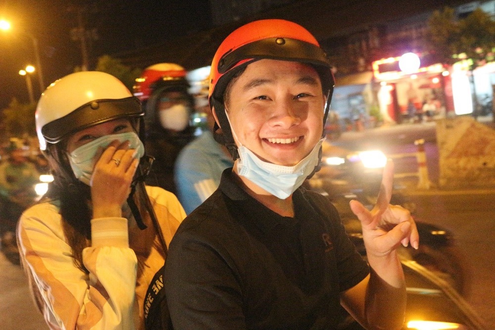 sinh viên nội trú tham gia chương trình phát cháo từ thiện