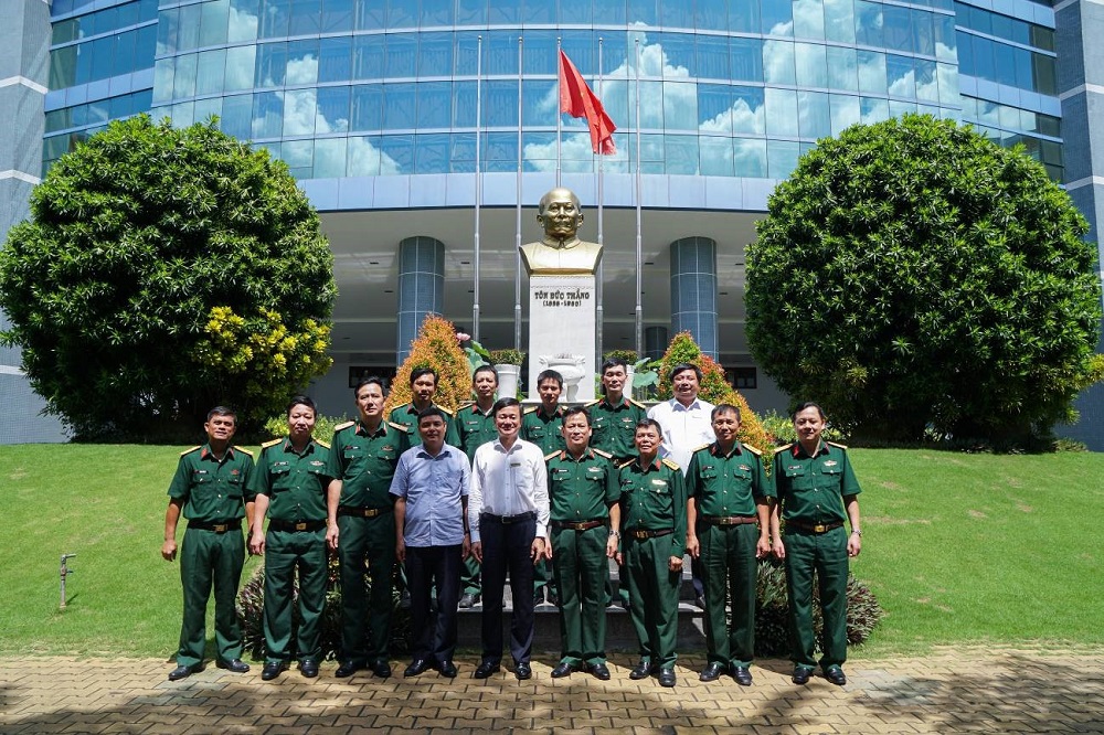 Đoàn chụp hình lưu niệm với Lãnh đạo TDTU trước Tượng đài Bác Tôn  