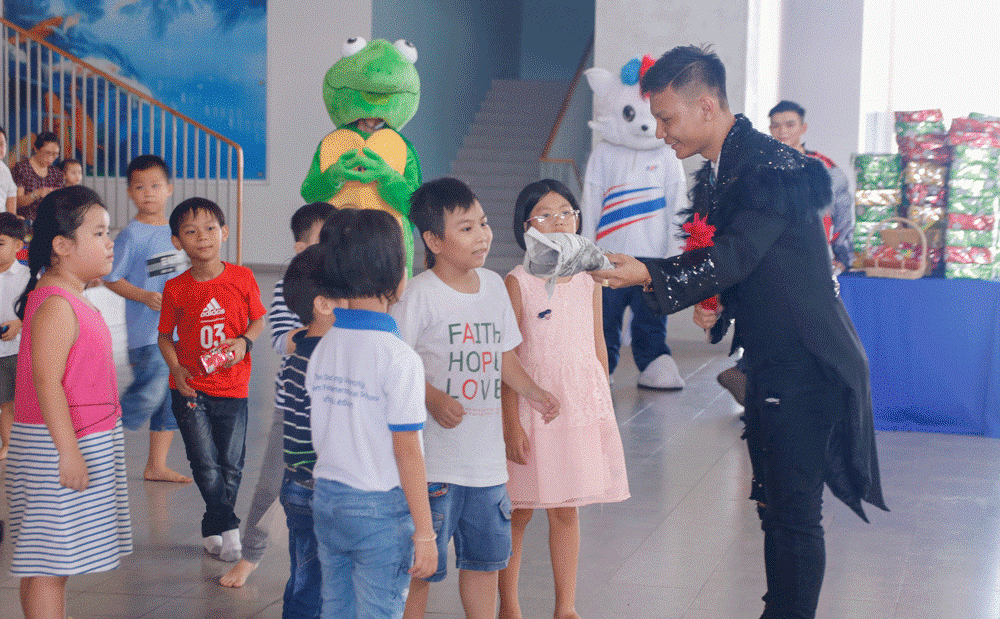 Các em say mê theo dõi phần biểu diễn của ảo thuật gia…