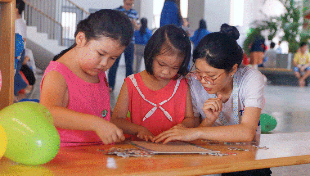 … và tham gia trò chơi