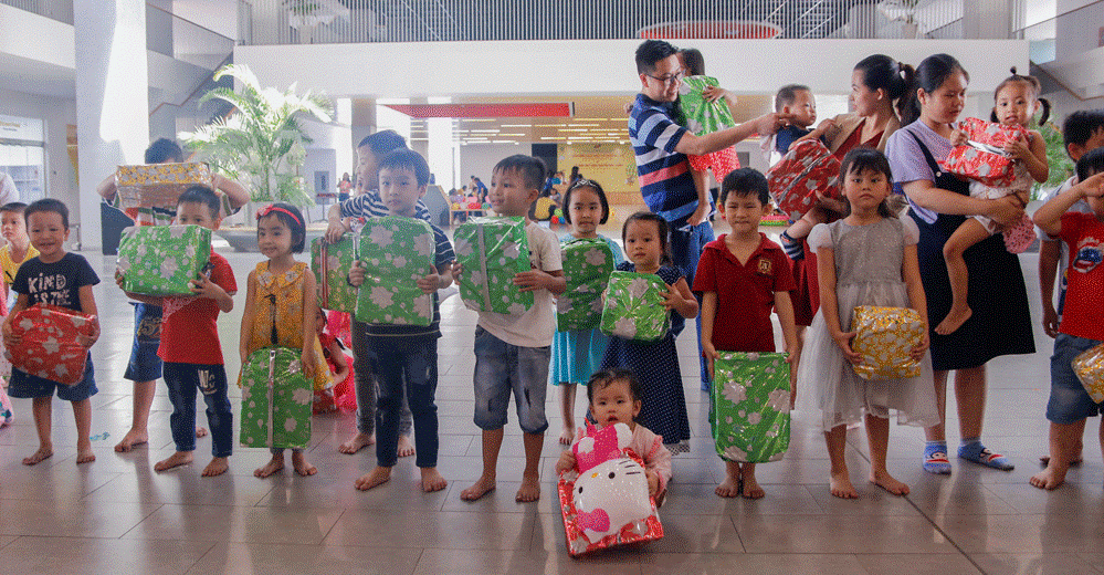 rao học bổng Nguyễn Đức Cảnh cho học sinh xuất sắc và quà cho tất cả thiếu nhi