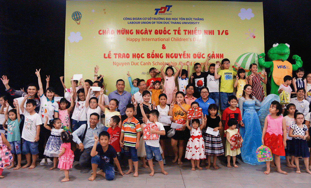 Thày cô và các cháu thiếu nhi tại ngày hội