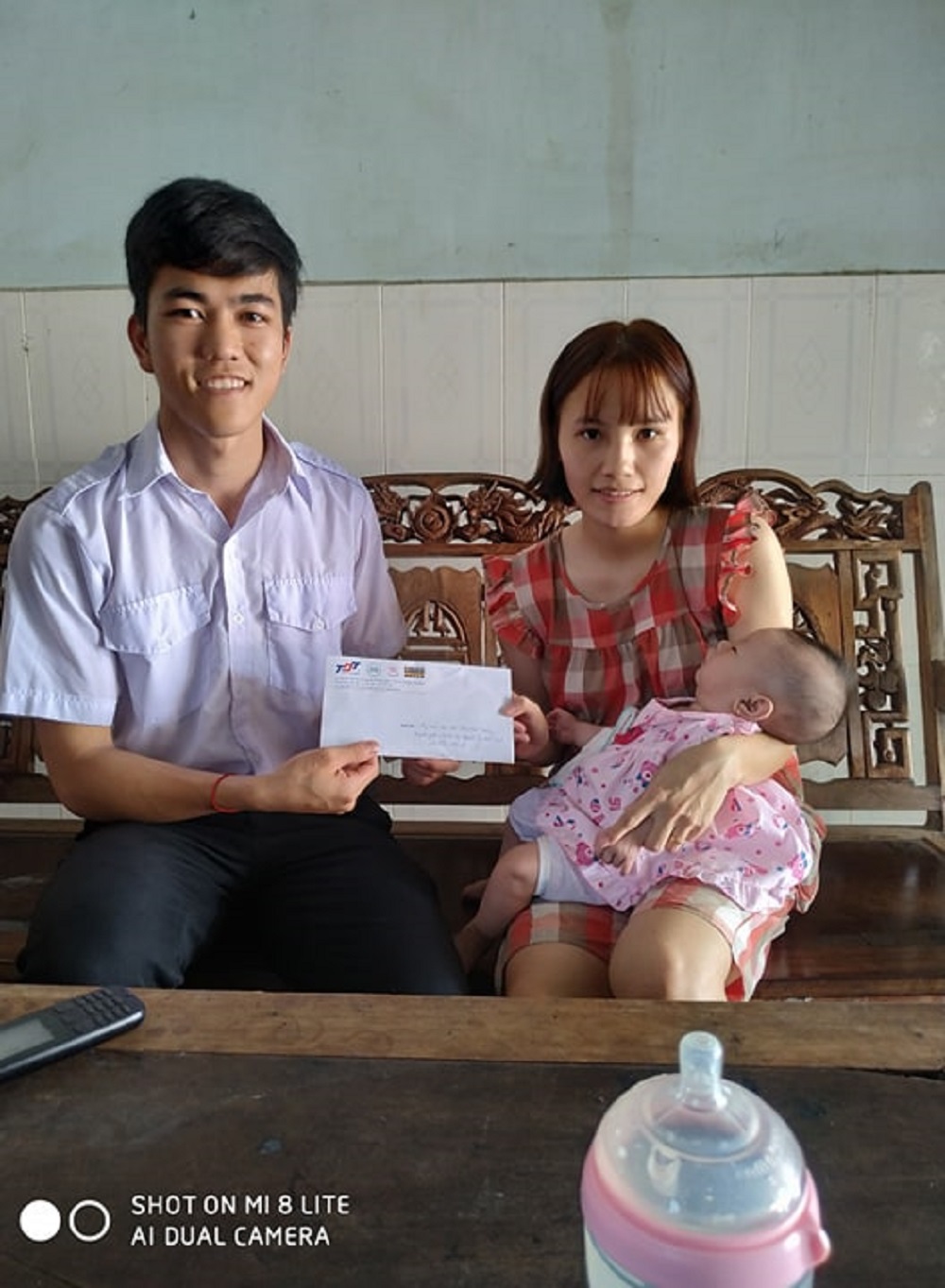 Đại diện Liên chi hội sinh viên trao tặng