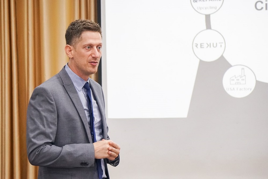 Ông Florian Stretz giới thiệu về tập đoàn Saitex International