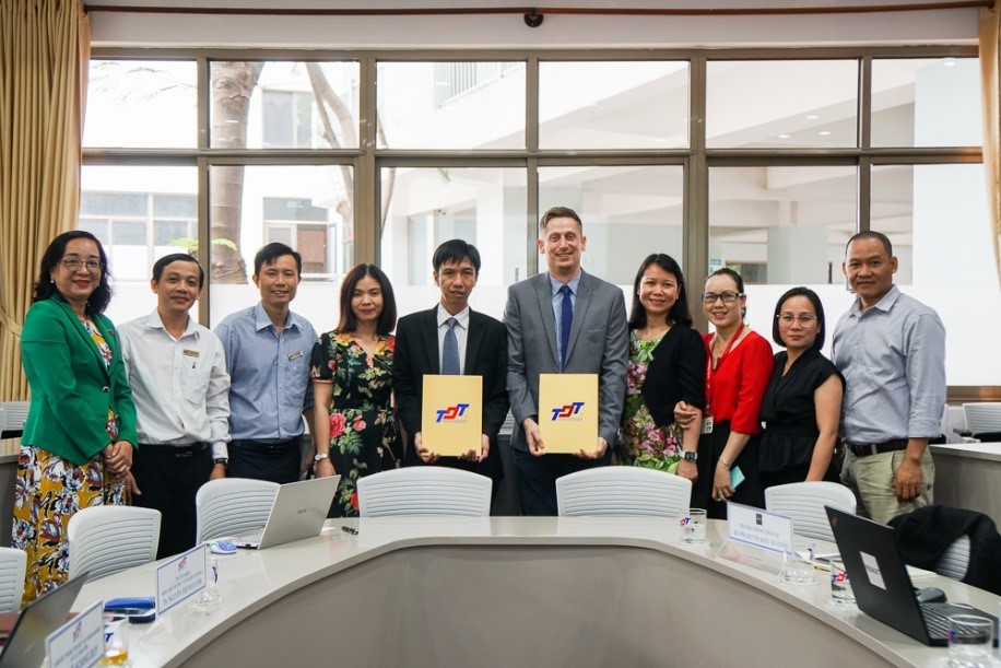 Hai bên trao đổi biên bản thỏa thuận và chụp hình lưu niệm