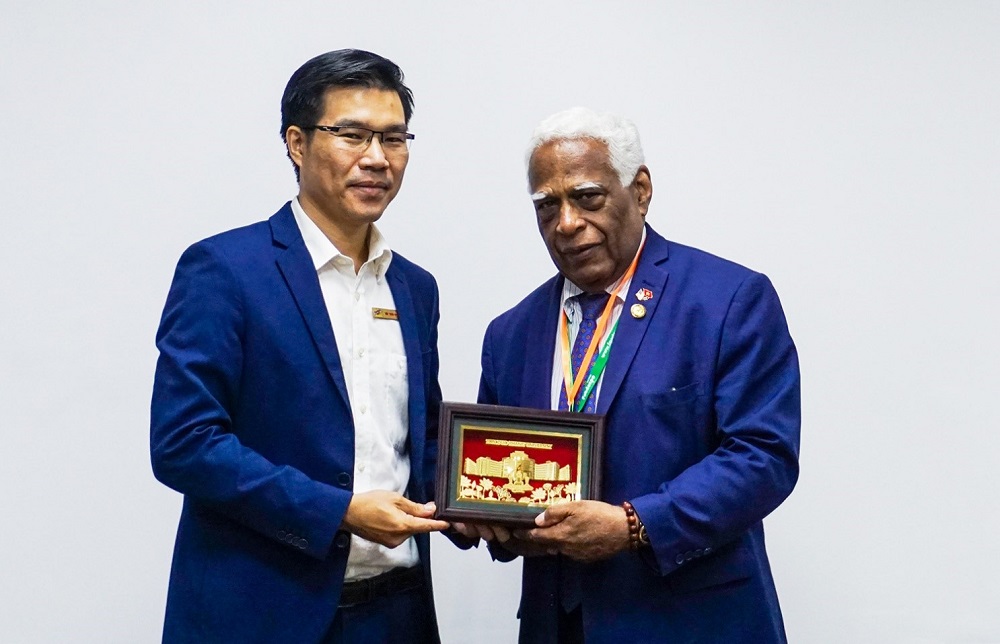 TS Trần Trọng Đạo trao quà lưu niệm cho Đoàn