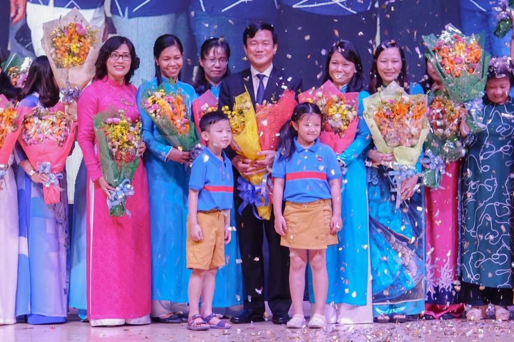 Đại diện giảng viên, viên chức tặng hoa cho GS. Lê Vinh Danh