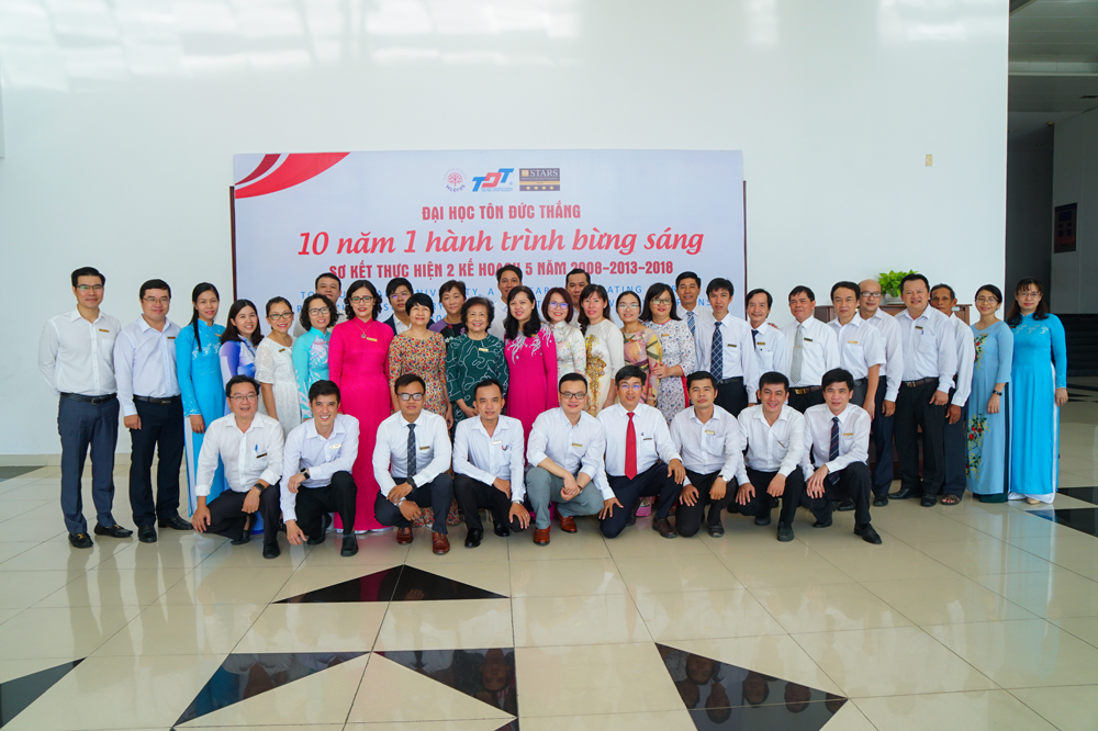 Giảng viên, viên chức chụp ảnh lưu niệm tại Lễ sơ kết thực hiện 2 kỳ kế hoạch