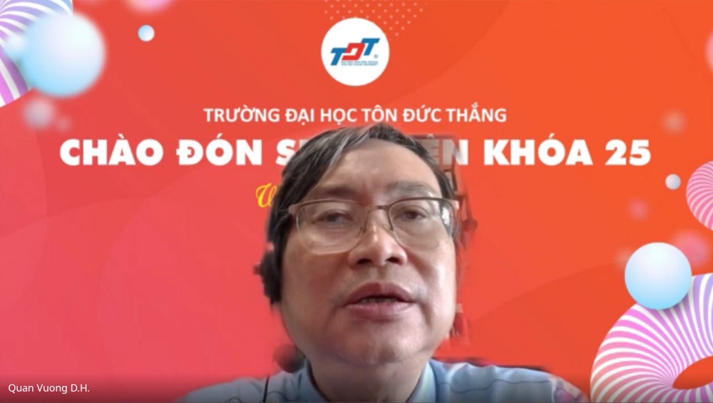 PGS. TS. Vương Đức Hoàng Quân - Chủ tịch Hội đồng trường chào mừng sinh viên Khóa 25.