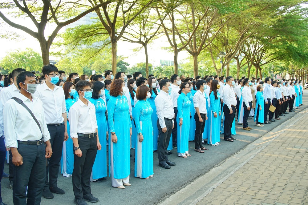 Giảng viên, viên chức TDTU tại lễ tưởng niệm.