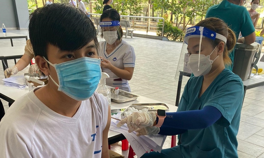 Sinh viên nội trú tại Ký túc xá được tiêm vắc xin.