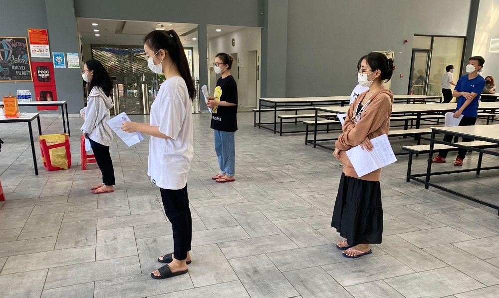 Sinh viên xếp hàng chờ đến lượt tiêm vắc xin, tuân thủ nghiêm túc quy tắc 5K.