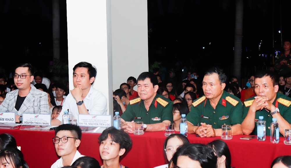 Ban giám khảo làm việc.