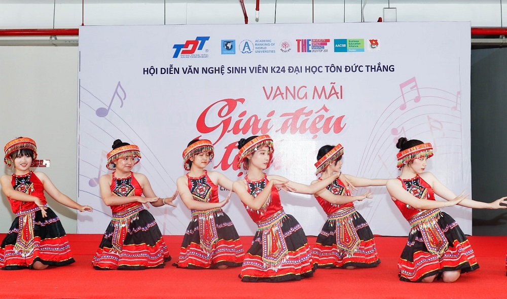 Các tiết mục đều được đầu tư công phu về phục trang và biên đạo