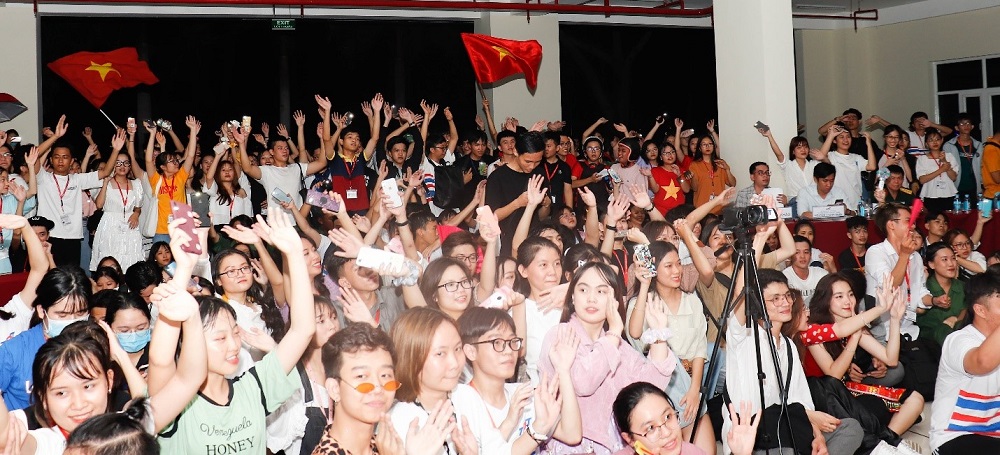 Các cổ động viên nhiệt tình cổ vũ cho các tiết mục, tạo không khí sôi động, trẻ trung