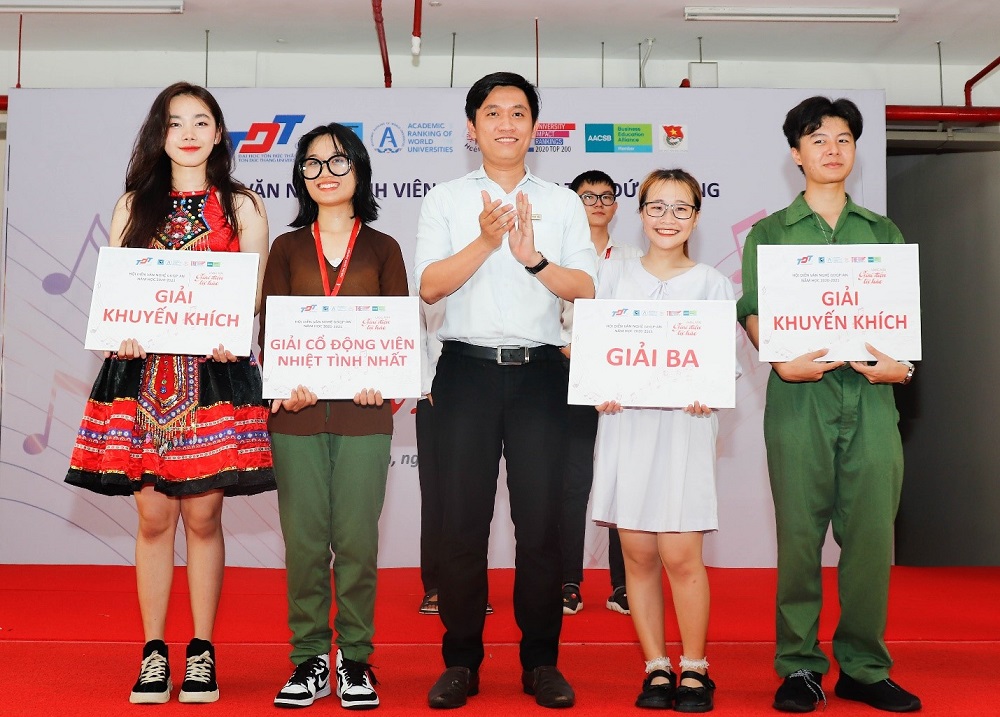 Ban giám khảo trao giải cho các đội