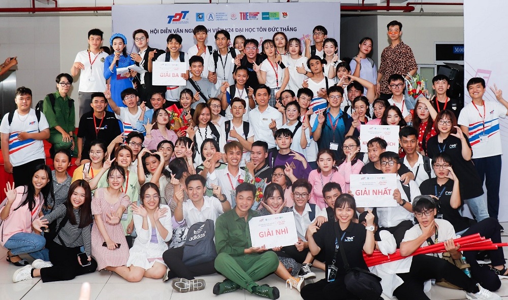 Những nụ cười rạng rỡ của các tân sinh viên K24