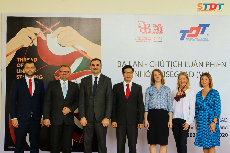 Đại diện các bên chụp hình lưu niệm