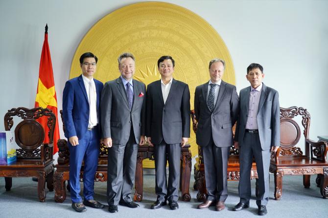 Lãnh đạo TDTU chụp hình lưu niệm cùng hai diễn giả