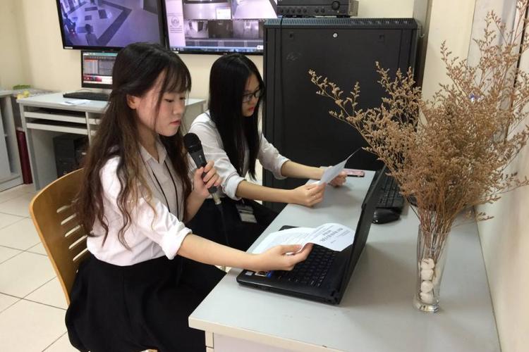 Phát thanh viên chương trình quà tặng âm nhạc